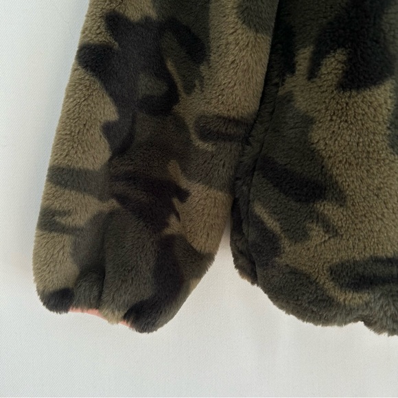 Rails ~Wesley Faux Fur Camo Jacket in size Small - Picture 5 of 13
